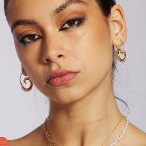 Venus Pearl Shell Earrings from Amadeus