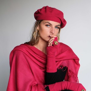 Magenta Red pom-pom beret knitted in silk cashmere from Asneh