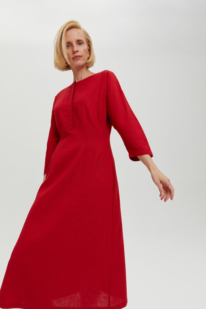 Lusin | Midi-Leinenkleid mit Knopfleiste in Rot from AYANI