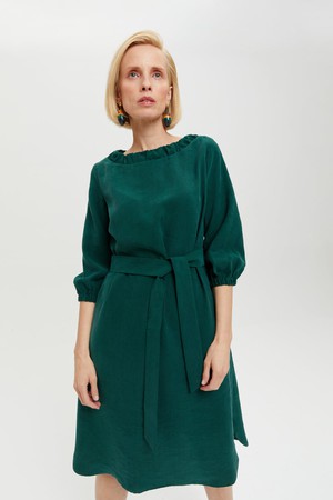 Celine | Elegantes Kleid mit Ausschnitt-Element und Gürtel in Waldgrün from AYANI