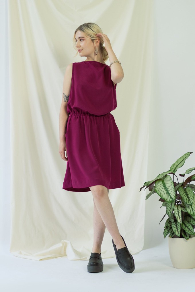 Bella | Ärmelloses drapiertes Kleid in Magenta from AYANI