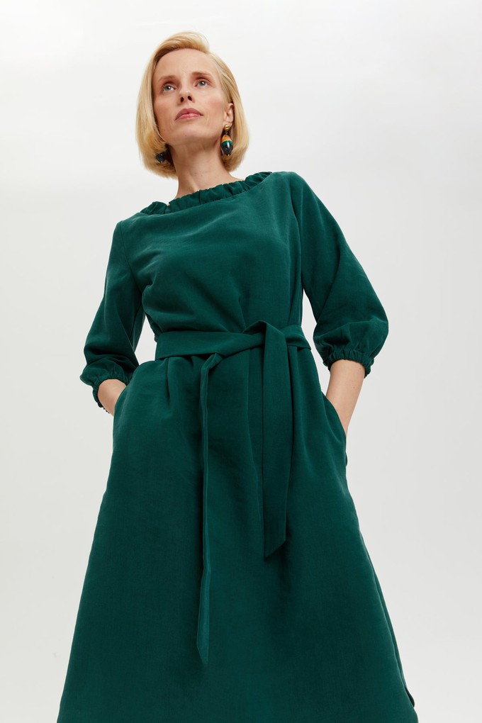 Celine | Elegantes Kleid mit Ausschnitt-Element und Gürtel in Waldgrün from AYANI