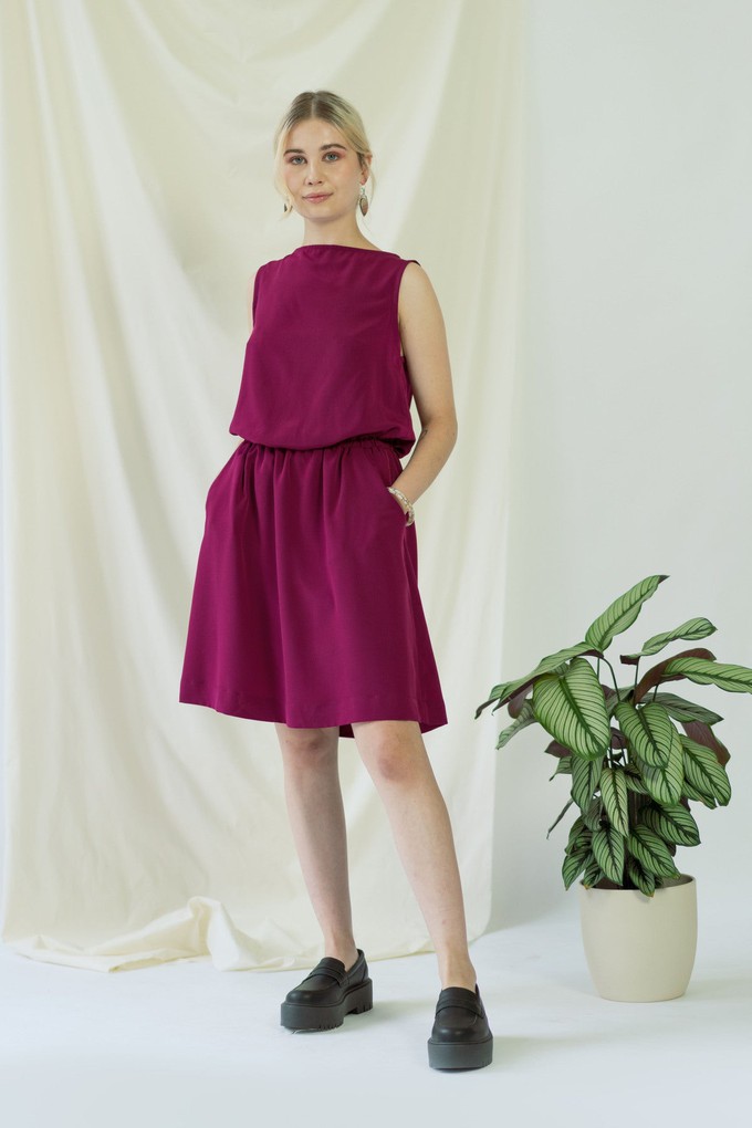 Bella | Ärmelloses drapiertes Kleid in Magenta from AYANI