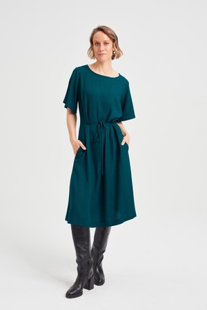 Nika | Lockeres Kleid mit Schmetterlingsärmeln und Gürtel in Schwarz from AYANI