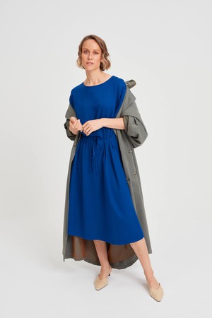 Nika | Lockeres Kleid mit Schmetterlingsärmeln und Gürtel in Schwarz from AYANI