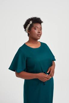 Nika | Lockeres Kleid mit Schmetterlingsärmeln und Gürtel in Schwarz via AYANI