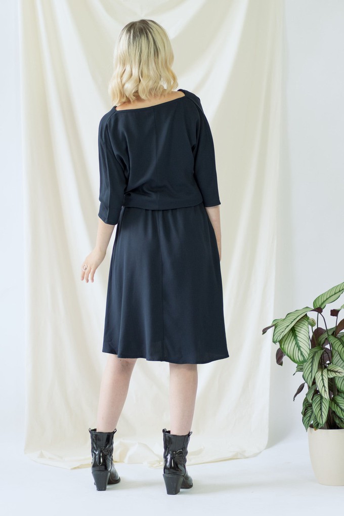 Lisa | Elegantes Kleid in Marineblau mit schulterfreier Option from AYANI