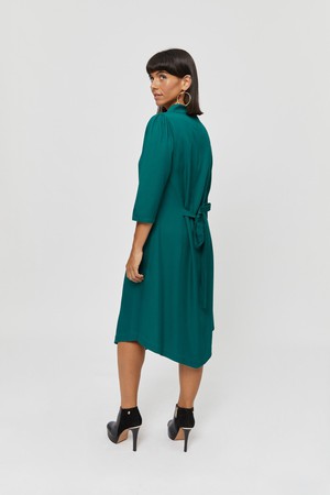 Suzi | Kleid mit Bootsausschnitt und Gürtel in Grün from AYANI
