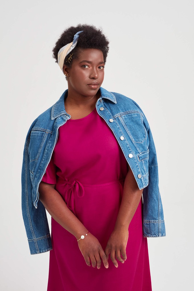 Nika | Lockeres Kleid mit Schmetterlingsärmeln und Gürtel in Schwarz from AYANI