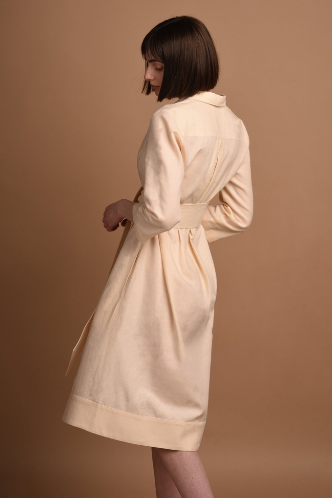 Mariam | Hemdblusenkleid aus Leinen mit breitem Gürtel in Beige from AYANI