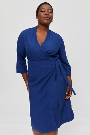 Sandra | Midi Wickelkleid in Blau from AYANI