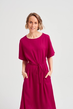 Nika | Lockeres Kleid mit Schmetterlingsärmeln und Gürtel in Schwarz from AYANI