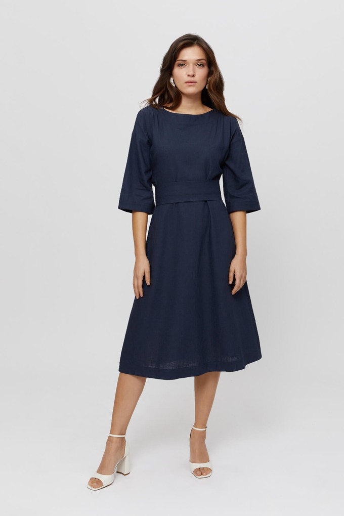 Mane | Elegantes Midikleid mit Kimono-Gürtel in Schwarz-Blau from AYANI