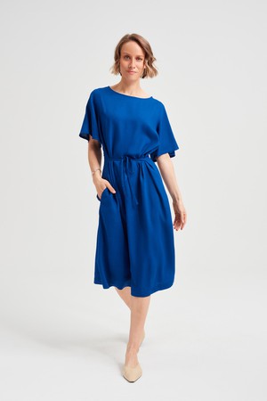 Nika | Lockeres Kleid mit Schmetterlingsärmeln und Gürtel in Schwarz from AYANI
