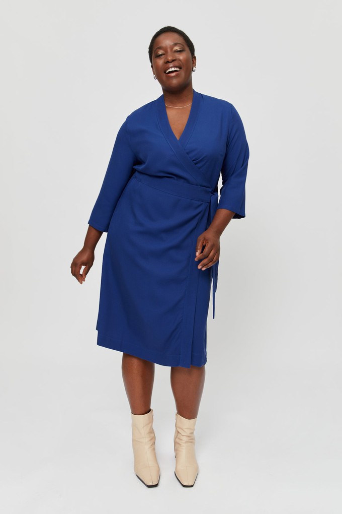 Sandra | Midi Wickelkleid in Blau from AYANI