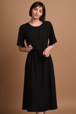 Nika | Lockeres Kleid mit Schmetterlingsärmeln und Gürtel in Schwarz from AYANI