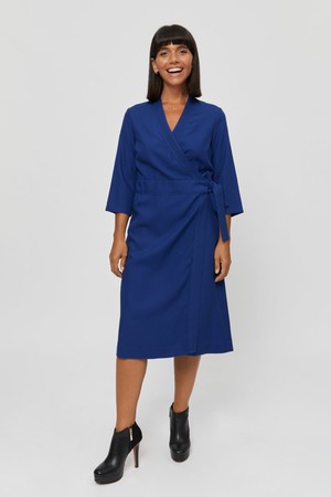 Sandra | Midi Wickelkleid in Blau from AYANI