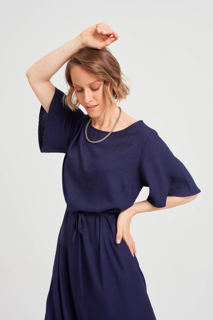 Nika | Lockeres Kleid mit Schmetterlingsärmeln und Gürtel in Schwarz from AYANI