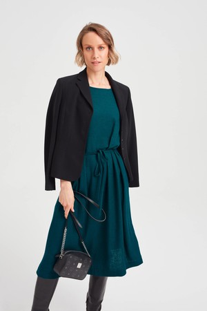 Nika | Lockeres Kleid mit Schmetterlingsärmeln und Gürtel in Schwarz from AYANI