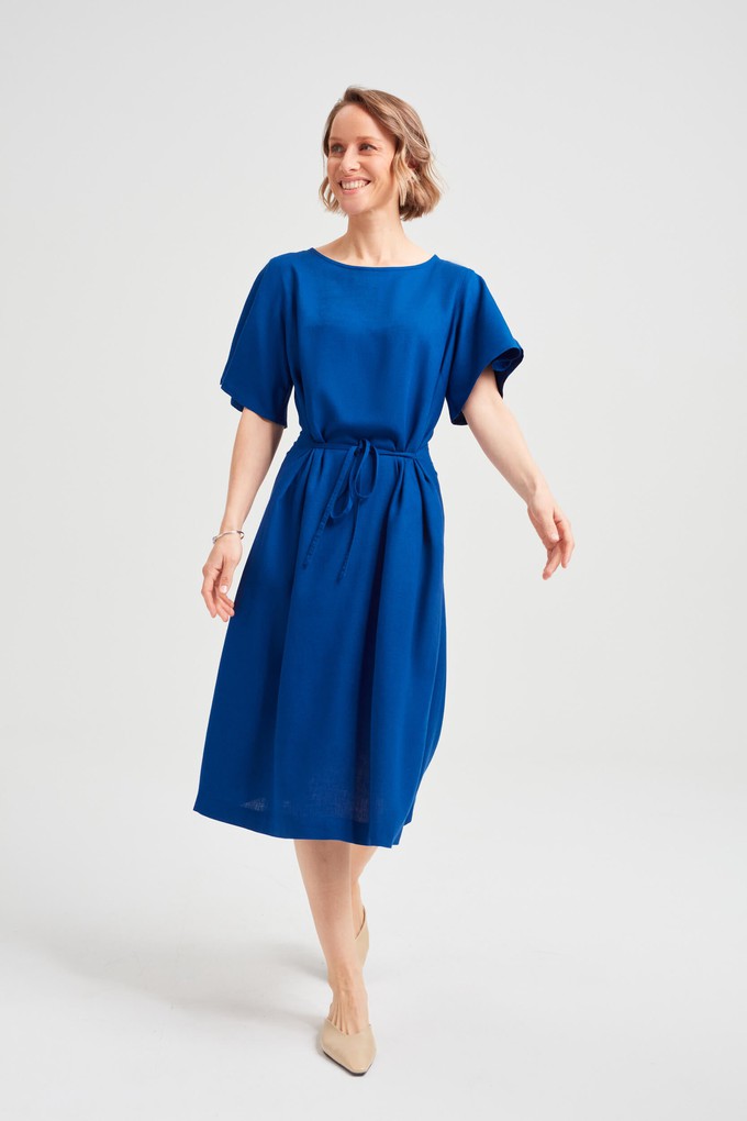 Nika | Lockeres Kleid mit Schmetterlingsärmeln und Gürtel in Schwarz from AYANI