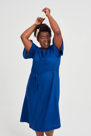 Nika | Lockeres Kleid mit Schmetterlingsärmeln und Gürtel in Schwarz from AYANI