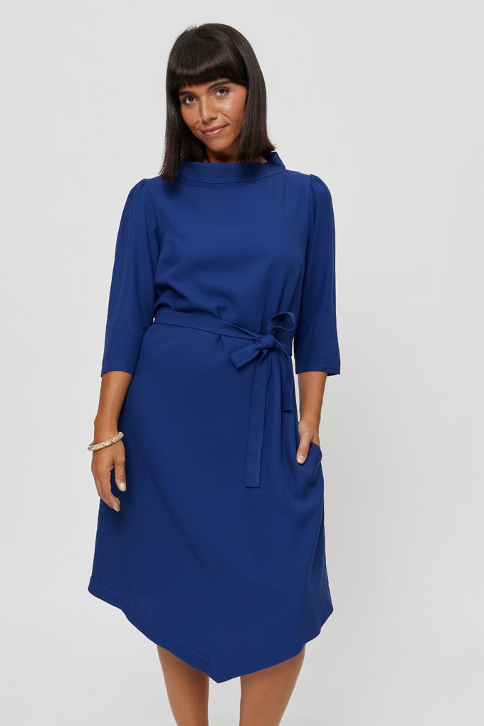 Suzi | Kleid mit Bootsausschnitt und Gürtel in Blau from AYANI