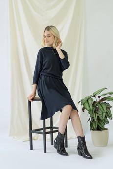 Lisa | Elegantes Kleid in Marineblau mit schulterfreier Option via AYANI