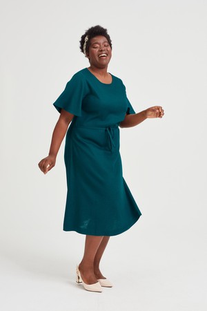 Nika | Lockeres Kleid mit Schmetterlingsärmeln und Gürtel in Schwarz from AYANI