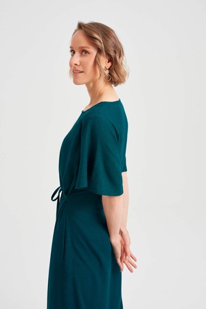 Nika | Lockeres Kleid mit Schmetterlingsärmeln und Gürtel in Schwarz from AYANI