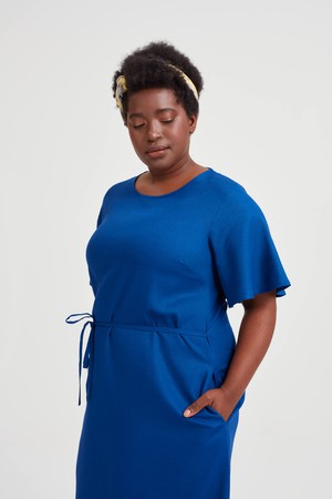 Nika | Lockeres Kleid mit Schmetterlingsärmeln und Gürtel in Schwarz from AYANI