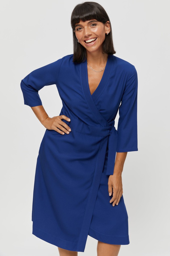 Sandra | Midi Wickelkleid in Blau from AYANI