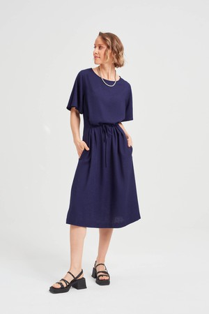 Nika | Lockeres Kleid mit Schmetterlingsärmeln und Gürtel in Schwarz from AYANI