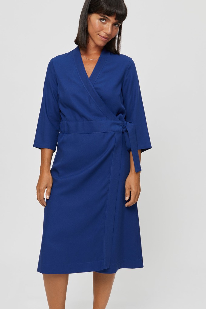 Sandra | Midi Wickelkleid in Blau from AYANI