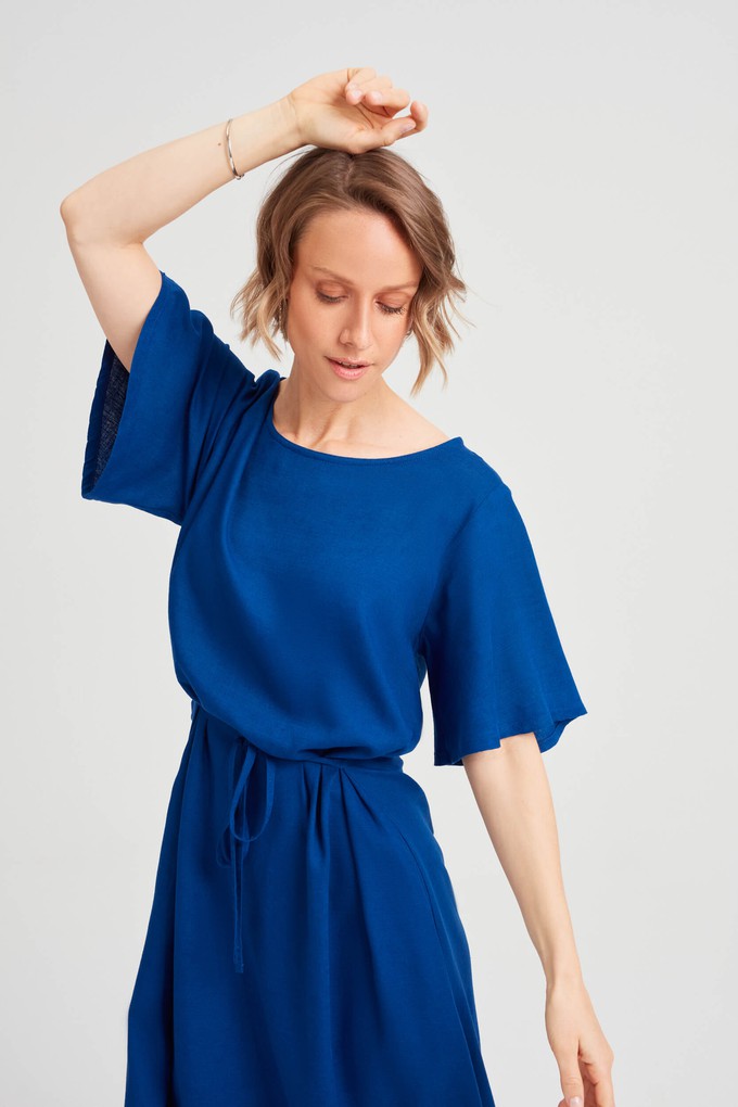 Nika | Lockeres Kleid mit Schmetterlingsärmeln und Gürtel in Schwarz from AYANI