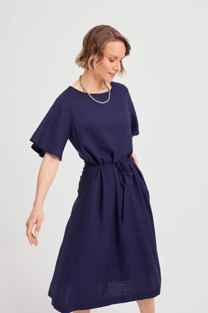 Nika | Lockeres Kleid mit Schmetterlingsärmeln und Gürtel in Schwarz from AYANI