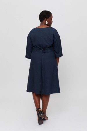 Mane | Elegantes Midikleid mit Kimono-Gürtel in Schwarz-Blau from AYANI