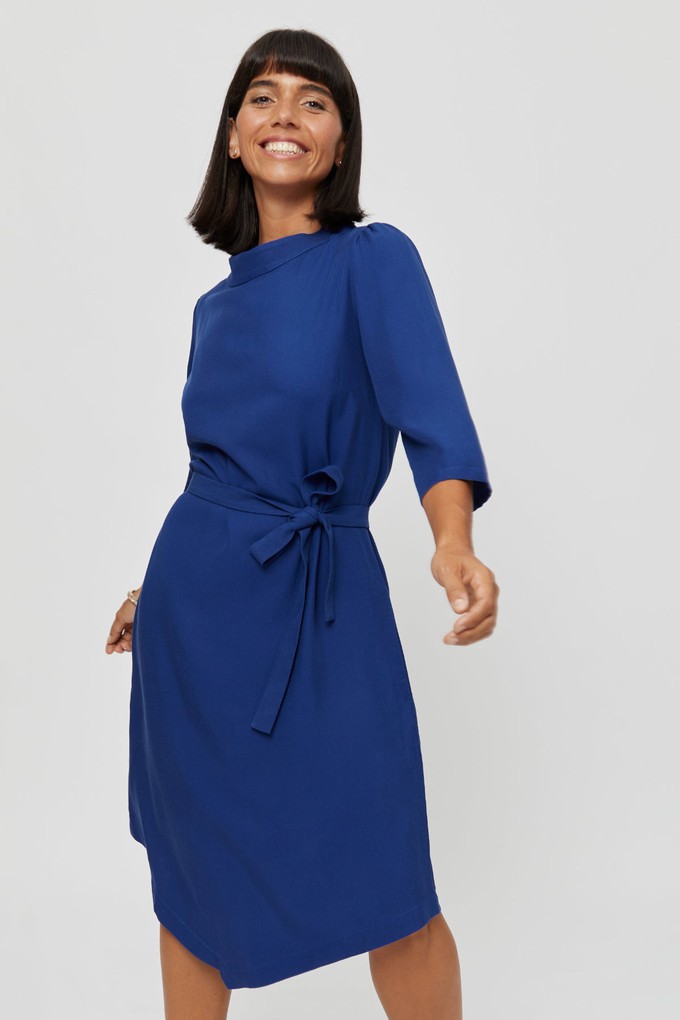 Suzi | Kleid mit Bootsausschnitt und Gürtel in Blau from AYANI