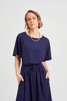 Nika | Lockeres Kleid mit Schmetterlingsärmeln und Gürtel in Schwarz via AYANI