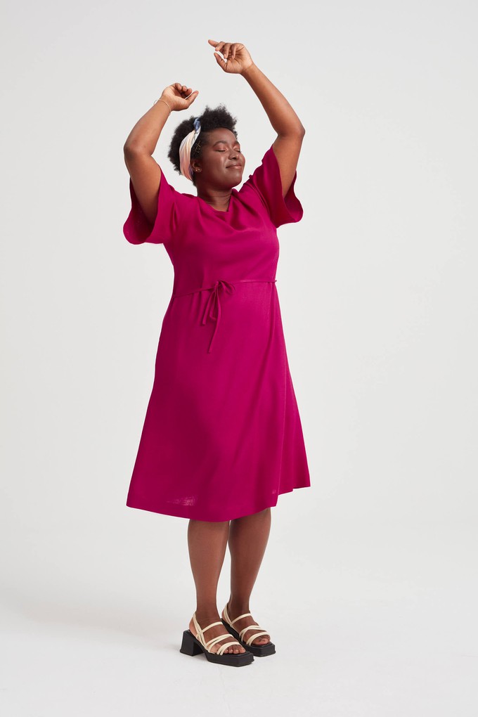 Nika | Lockeres Kleid mit Schmetterlingsärmeln und Gürtel in Schwarz from AYANI