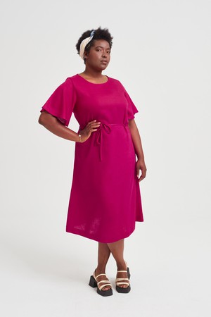 Nika | Lockeres Kleid mit Schmetterlingsärmeln und Gürtel in Schwarz from AYANI