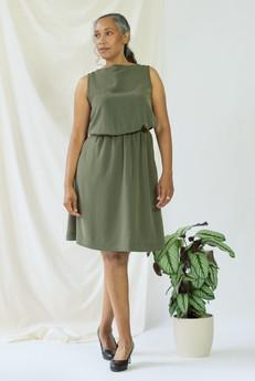 Bella | Ärmelloses drapiertes Kleid in Olivgrün via AYANI