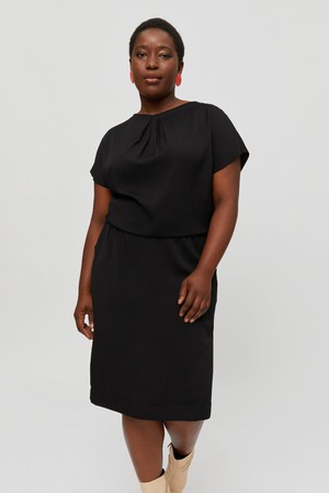 Amy | Midikleid mit Bleistiftrock und Ausschnittdetail in Schwarz from AYANI
