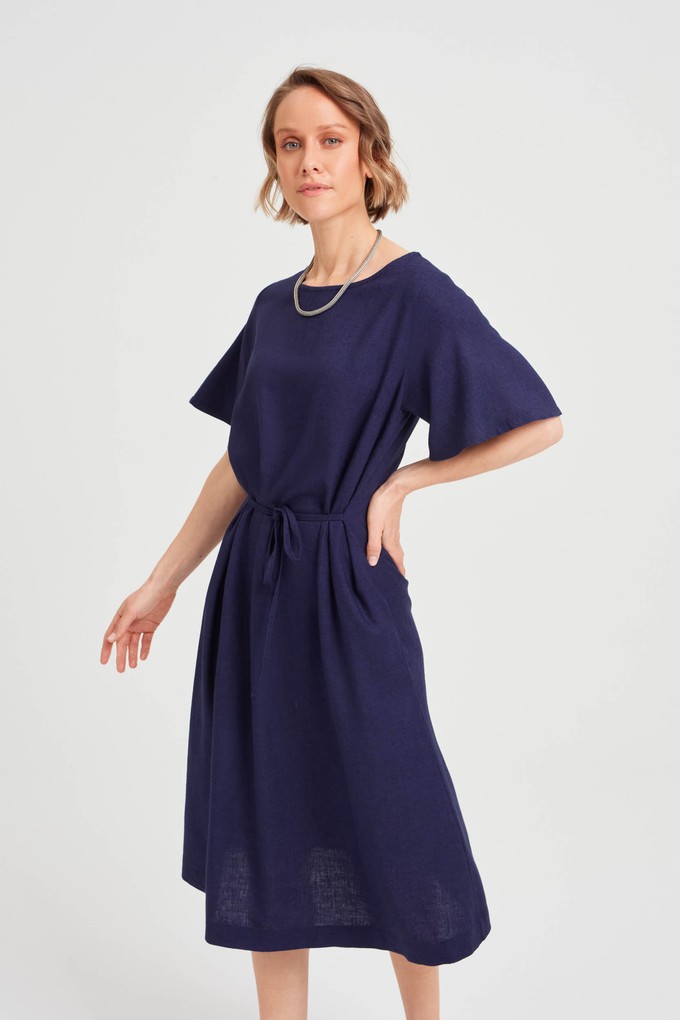 Nika | Lockeres Kleid mit Schmetterlingsärmeln und Gürtel in Schwarz from AYANI