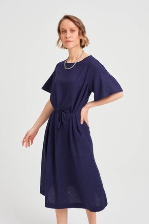 Nika | Lockeres Kleid mit Schmetterlingsärmeln und Gürtel in Schwarz from AYANI