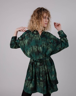 Moss Oversize-Kleid mit Mao Kragen Green from Brava Fabrics