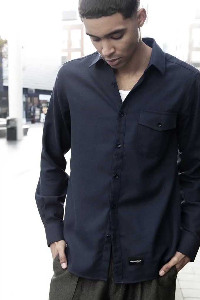 Sustainable shirt Hinas | navy blue from common|era sustainable fashion