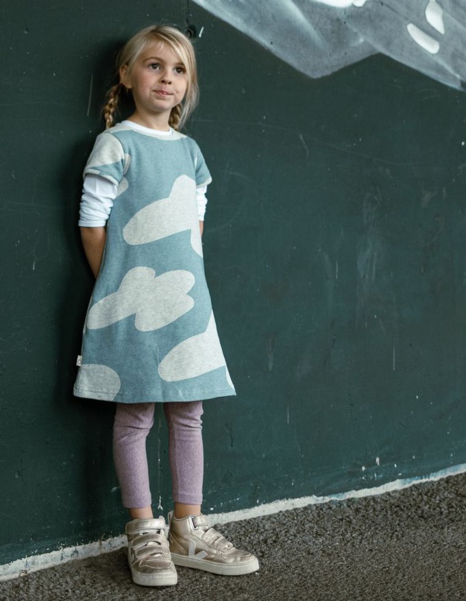 Minime Kleid aus Bio-Baumwolle - hellblaues Muster mit kleinen Wolken from CORA happywear