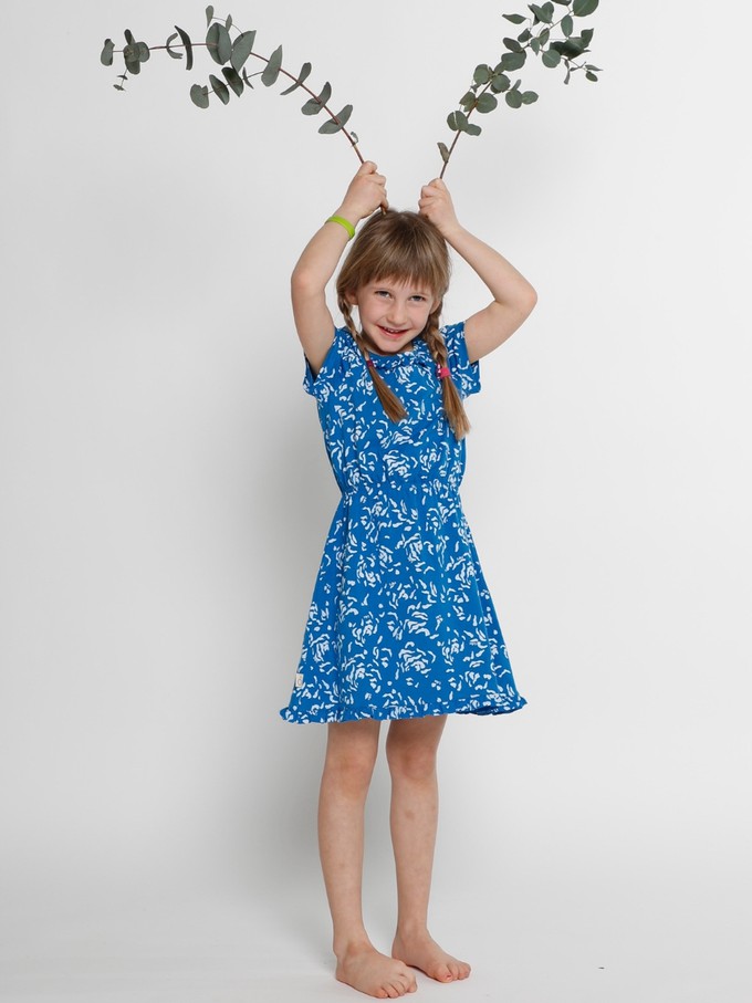 Eukalyptus Kleid Emy - hellblau mit Rosen from CORA happywear