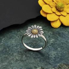 Silver/bronze daisy ring via Fairy Positron