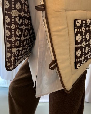 Our "WHITE DAISIES"  Reversible Blanket Made COAT - M from Fitolojio Workshop